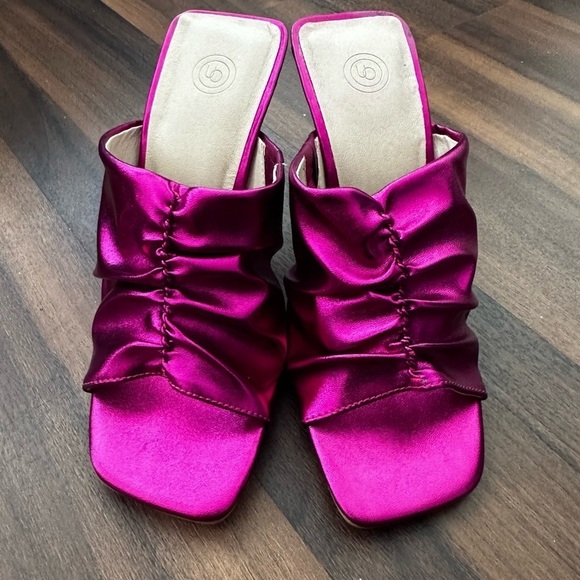 New with tags UO Zoey Ruched Mule Heel Color: Pink Size:6 - Picture 6 of 15